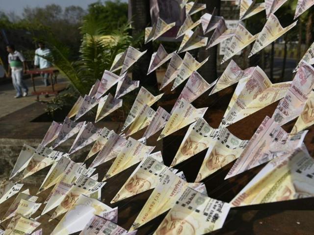 It’s part of art: Paper planes made of fake demonetised notes now seems to have become artwork. (satish bate/ht photo) It’s part of art: Paper planes made of fake demonetised notes now seems to have become artwork. (satish bate/ht photo)