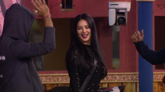 Sunny Leone dances in front of the dogs. (COLORS) Sunny Leone dances in front of the dogs. (COLORS)