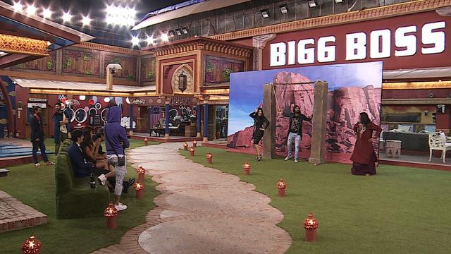 The housemates recreate a scene from Sholay with Sunny Leone. (COLORS) The housemates recreate a scene from Sholay with Sunny Leone. (COLORS)