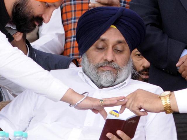 Deputy CM Sukhbir Singh Badal during a rally at Devigarh village near Patiala on Tuesday. (Bharat Bhushan Hindustan Times) Deputy CM Sukhbir Singh Badal during a rally at Devigarh village near Patiala on Tuesday. (Bharat Bhushan Hindustan Times)