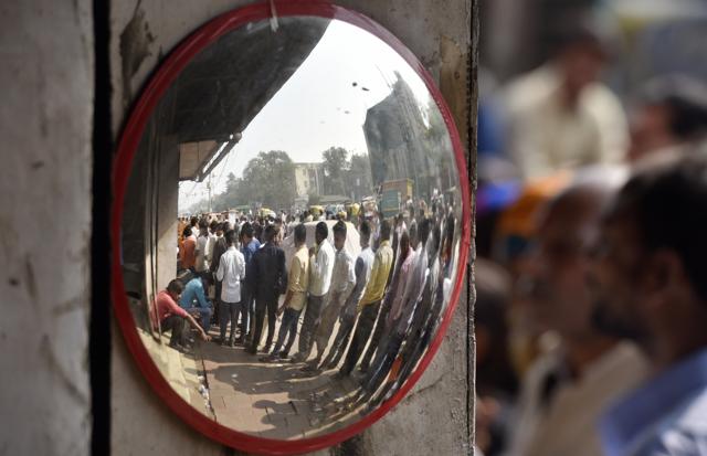 People in a queue outside a bank in New Delhi.(Ravi Choudhary/HT PHOTO)