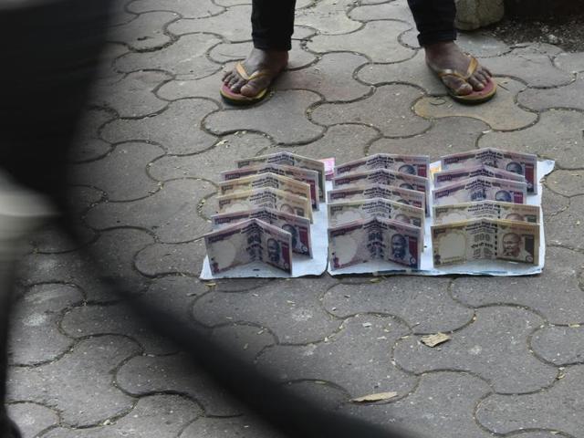 That’s all it’s worth:  Vendors near Chhatrapati Shivaji Terminus sell wallets designed to resemble old Rs500 and Rs1,000 notes at Rs20 only. (Arijit Sen/HT PHOTO) 