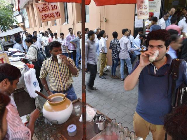 After the heat over the cash crunch,  people cool off with buttermilk at Fort in Mumbai. (Anshuman Poyrekar/HT PHOTO) 