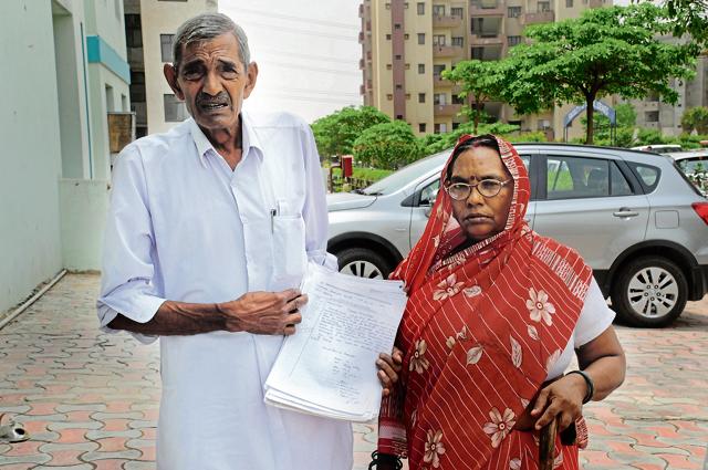 Chander Kanta (right) and her husband Rohtar Singh outside the hospital with their documents. (Parveen Kumar/Hindustan Times) Chander Kanta (right) and her husband Rohtar Singh outside the hospital with their documents. (Parveen Kumar/Hindustan Times)