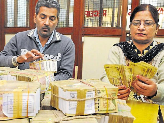 Bank officials counting the old currency notes of Rs 500 in Jalandhar on Monday (Pardeep pandit/HT Photo) Bank officials counting the old currency notes of Rs 500 in Jalandhar on Monday (Pardeep pandit/HT Photo)