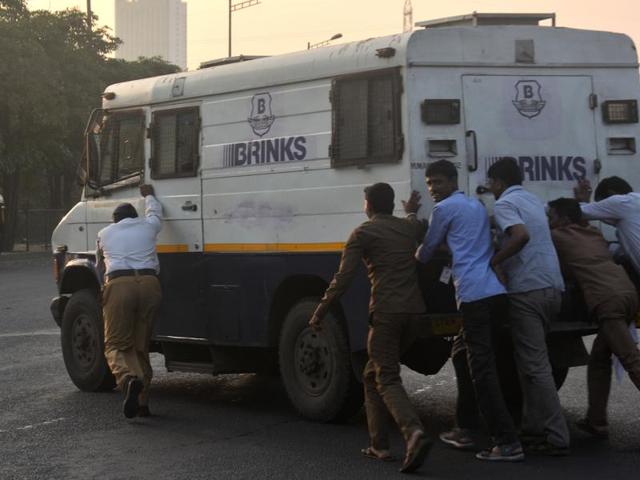 Uphill task: Not just bank staff, the  van carrying new Rs500 and Rs2,000 notes too felt the strain on the Eastern Express Highway. (prashant waydande/ht photo) 