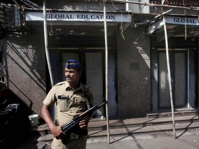 A policeman stands guard during a raid by Mumbai Police and the National Investigation Agency on an office of the Islamic Research Foundation, which is headed by Zakir Naik.(PTI) A policeman stands guard during a raid by Mumbai Police and the National Investigation Agency on an office of the Islamic Research Foundation, which is headed by Zakir Naik.(PTI)