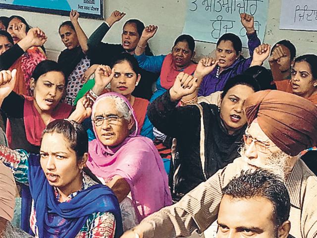 Nurses and their family members holding a protest at Rajindra Hospital in Patiala on Monday.(Bharat Bhushan/HT photo)