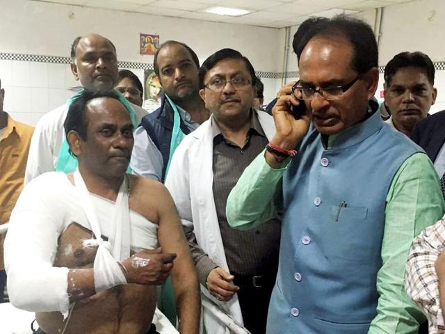 Chief minister Shivraj Singh Chouhan enquiring the health of injured passengers of Indore-Patna train accident, during his visit at hospital in Kanpur.(PTI)