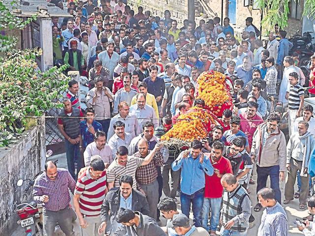 Bodies of Gita Singh and her daughter Ragini Singh being taken for cremation in Bhopal on Monday.(Mujeeb Faruqui/HT photo)