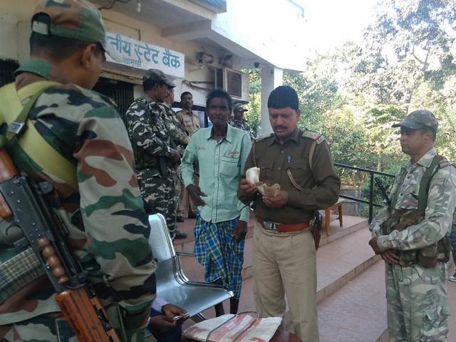 Police seize scrapped banknotes and detain four villagers on suspicion of depositing Maoists’ levy money at the SBI’s Noamundi branch in West Singhbhum.(HT Photo) Police seize scrapped banknotes and detain four villagers on suspicion of depositing Maoists’ levy money at the SBI’s Noamundi branch in West Singhbhum.(HT Photo)