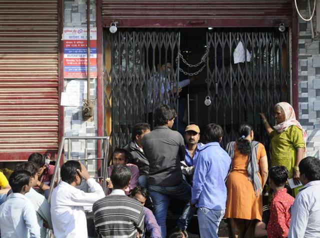 People stand in queue outside a bank in Noida, Uttar Pradesh on Tuesday, November 22, 2016.(Sunil Ghosh / HT Photo) People stand in queue outside a bank in Noida, Uttar Pradesh on Tuesday, November 22, 2016.(Sunil Ghosh / HT Photo)