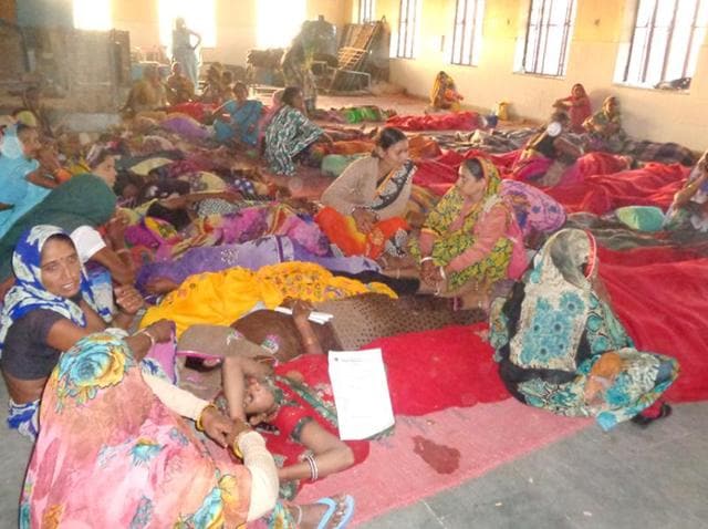 Women lie down on the ground after undergoing operation at the sterilisation camp in Dholpur. (HT Photo) Women lie down on the ground after undergoing operation at the sterilisation camp in Dholpur. (HT Photo)