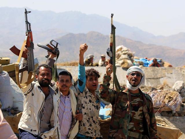 Yemeni tribesmen from the Popular Resistance Committee, supporting forces loyal to Yemen's Saudi-backed President Abedrabbo Mansour Hadi, flash their arms in the country's third-city Taez during clashes with Shiite Houthi rebels, on November 21, 2016. (AFP) Yemeni tribesmen from the Popular Resistance Committee, supporting forces loyal to Yemen's Saudi-backed President Abedrabbo Mansour Hadi, flash their arms in the country's third-city Taez during clashes with Shiite Houthi rebels, on November 21, 2016. (AFP)