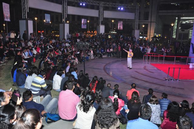 Author Jeffrey Archer addresses a packed amphitheatre at CyberHub, Gurgaon