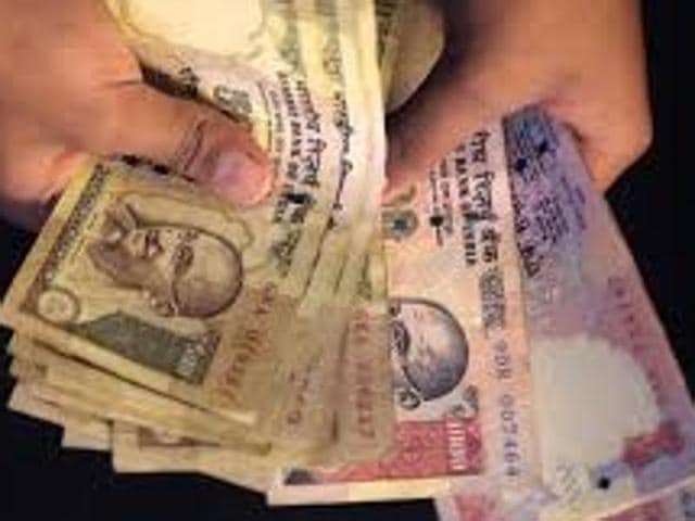 Acting on a tip-off, the Kamothe police raided Ruchi Tamka’s store, RJ Jewellers, where they found the cash. (HT PHOTO FOR REPRESENTATION) Acting on a tip-off, the Kamothe police raided Ruchi Tamka’s store, RJ Jewellers, where they found the cash. (HT PHOTO FOR REPRESENTATION)