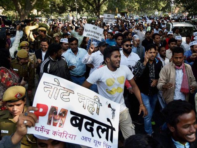 Volunteers of Delhi ‘s ruling Aam Aadmi Party shout slogans during a protest march against the demonetisation of Rs 500 and Rs 1000 notes, in New Delhi on Tuesday.(PTI)