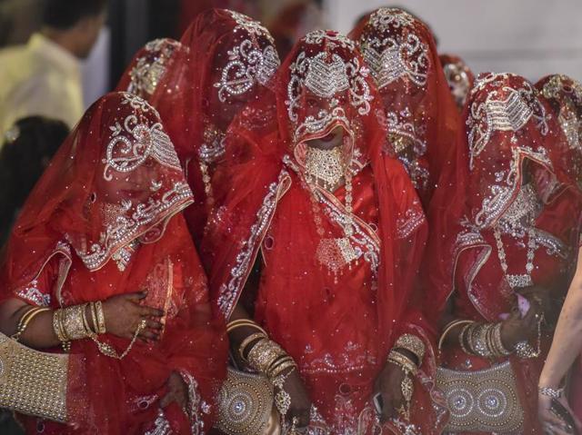 Taking a step towards marital bliss. (KUNAL PATIL/HT PHOTO) Taking a step towards marital bliss. (KUNAL PATIL/HT PHOTO)