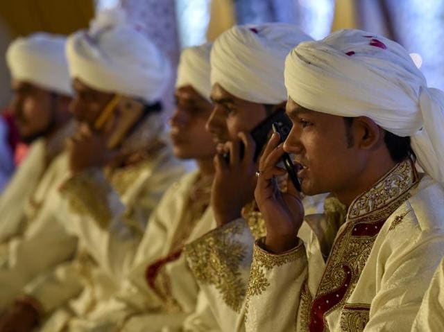 Sharing special thoughts, people! The bridegrooms share their excitement with dear ones. (KUNAL PATIL/HT PHOTO) Sharing special thoughts, people! The bridegrooms share their excitement with dear ones. (KUNAL PATIL/HT PHOTO)