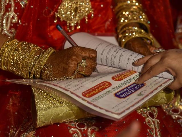 Signing the pact of togetherness. (KUNAL PATIL/HT PHOTO) Signing the pact of togetherness. (KUNAL PATIL/HT PHOTO)