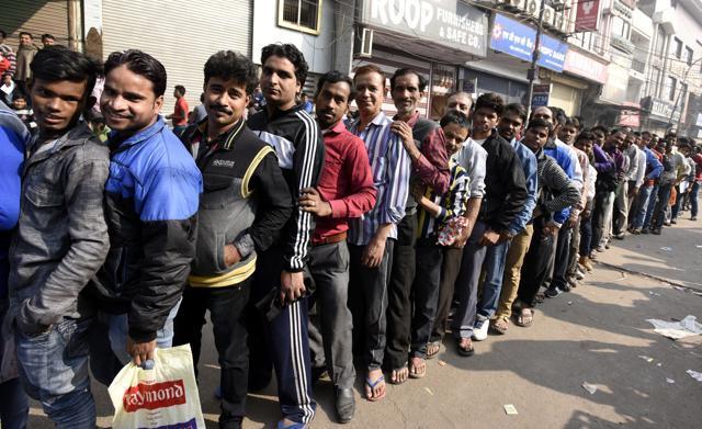 People line up outside banks to deposit and exchange cash at the Oriental Bank of Commerce, Gandhi Nagar in New Delhi. (Sonu Mehta/HT Photo) People line up outside banks to deposit and exchange cash at the Oriental Bank of Commerce, Gandhi Nagar in New Delhi. (Sonu Mehta/HT Photo)