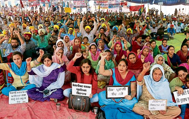 Members of the Theka Mulazim Sangharsh Morcha blocking the Bathinda-Chandigarh road in Rampura Phul on Tuesday.(Sanjeev Kumar/HT Photo)