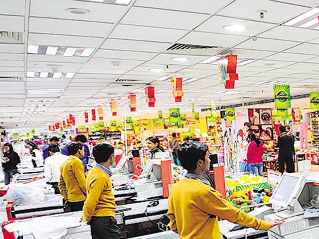 In a relief to small businesses and to the common man, the Reserve Bank of India (RBI) and the government on Tuesday came up with a new set of rules to ease cash crunch in the economic system. (HT Photo) In a relief to small businesses and to the common man, the Reserve Bank of India (RBI) and the government on Tuesday came up with a new set of rules to ease cash crunch in the economic system. (HT Photo)