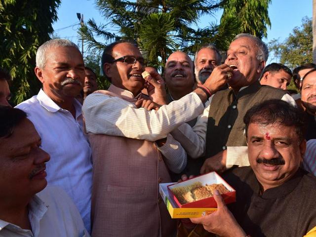 Chief minister Shivraj Singh Chouhan and BJP state president Nand Kumar Chauhan in Bhopal on Tuesday.(Mujeeb Faruqui/HT photo)