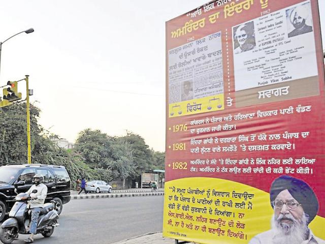 Hoardings that depict the SYL issue dot major traffic light points across SAS Nagar. (Ravi Kumat/HT Photo) Hoardings that depict the SYL issue dot major traffic light points across SAS Nagar. (Ravi Kumat/HT Photo)