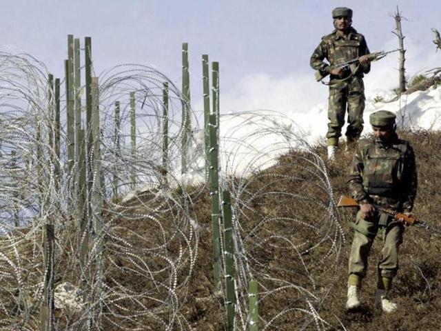 Indian Army soldiers on alert near the Line of Control near Jammu.(PTI File Photo)