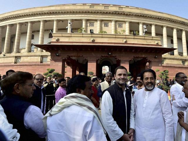 Congress vice president Rahul Gandhi and other MPs of Opposition parties during a protest outside Parliament against the government’s demonetisation move.(PTI)