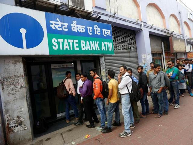 People queue outside an ATM of State Bank of India (SBI) to withdraw money in Kolkata.(Reuters File Photo)