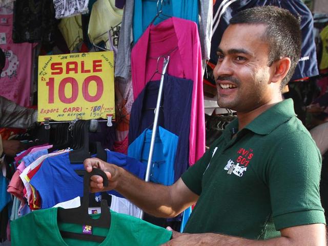To woo customers in the time of demonetisation, shop keepers in flea markets have come up with offers. (Jasjeet Plaha/HT Photo)