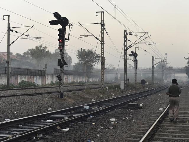 The spot near the railway tracks at Sarai Rohilla where a the minor was sexually assaulted by a neighbour on Tuesday. (Vipin Kumar/HT Photo) The spot near the railway tracks at Sarai Rohilla where a the minor was sexually assaulted by a neighbour on Tuesday. (Vipin Kumar/HT Photo)