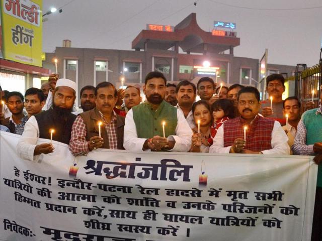 People light candles to pay tributes to victims of Indore-Patna Express train, in Patna on Tuesday.(PTI) People light candles to pay tributes to victims of Indore-Patna Express train, in Patna on Tuesday.(PTI)