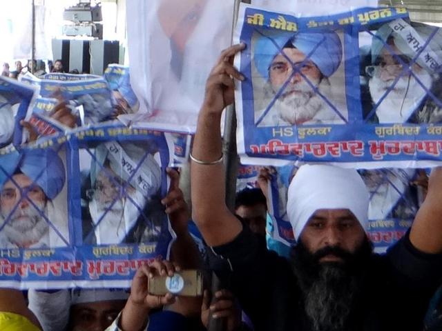AAP workers protesting against party leaders Harvinder Singh Phoolka and GS Kang at a rally in Nihalsinghwala on Tuesday. (Parampreet Singh Narula/HT Photo)