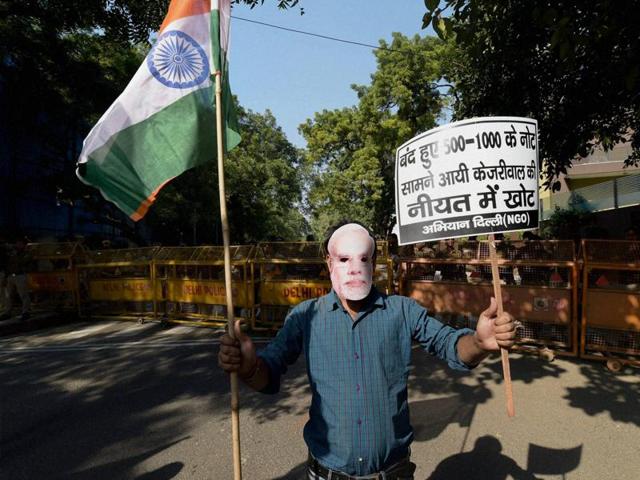 A man wearing the mask of Prime Minister Narendra Modi stages a protest against the detractors of the move, in New Delhi on Tuesday.(PTI)