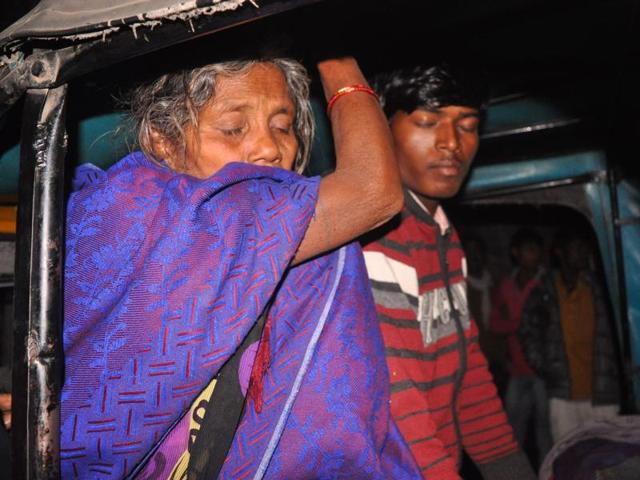 Manju Devi’s mother-in-law and husband outside Gaya’s Anugrah Narayan Magadh Medical College Hospital . (HT Photo) Manju Devi’s mother-in-law and husband outside Gaya’s Anugrah Narayan Magadh Medical College Hospital . (HT Photo)