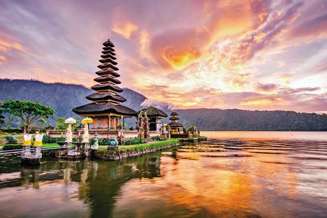 The Ulun Danu Bratan Hindu temple on the Beratan lake (Shutterstock)