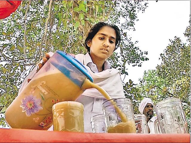 Husan Kaur’s work as a juice seller got media attention in June, and Mann showed up.(HT Photo)