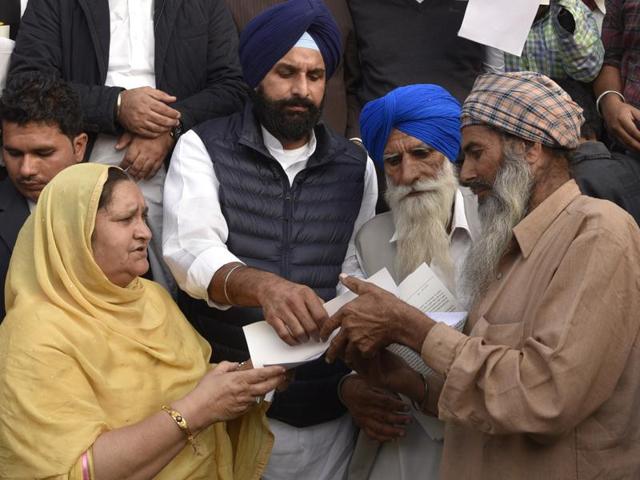 Punjab revenue minister Bikram Singh Majithia handing over the ownership document to a farmer at Kapuri village in Patiala on Wednesday.(Bharat Bhushan/HT Photo) Punjab revenue minister Bikram Singh Majithia handing over the ownership document to a farmer at Kapuri village in Patiala on Wednesday.(Bharat Bhushan/HT Photo)
