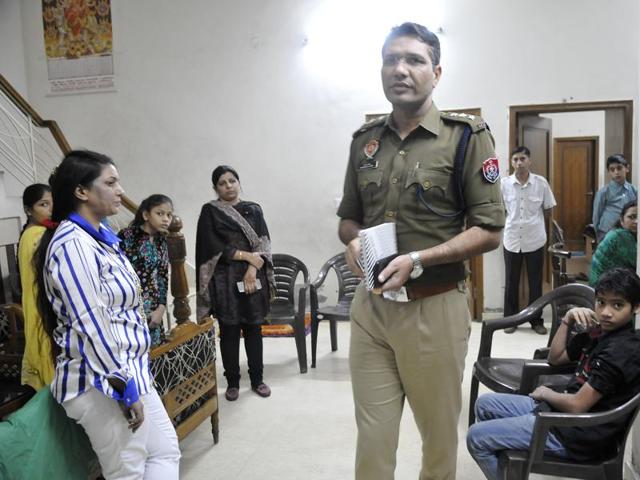 A policeman investigating the crime spot at Tagore Nagar in Ludhiana on Thursday.(Gurminder Singh/HT Photo)