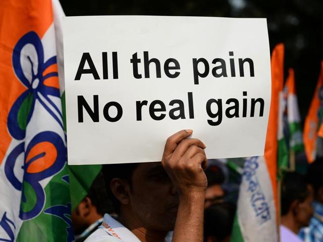 A supporter of West Bengal chief minister Mamata Banerjee holds a placard, protesting against demonetisation in New Delhi.(AFP) A supporter of West Bengal chief minister Mamata Banerjee holds a placard, protesting against demonetisation in New Delhi.(AFP)