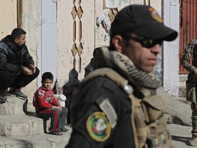 Iraqi Special Forces stand guard in a street, as IS group fighters clash with government forces, in a northeastern district of the city of Mosul on Thursday.(AFP Photo) Iraqi Special Forces stand guard in a street, as IS group fighters clash with government forces, in a northeastern district of the city of Mosul on Thursday.(AFP Photo)