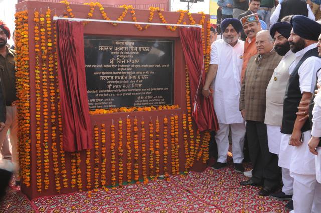 Sukhbir Badal, Union minister Vijay Sampla and state minister Madan Mohan Mittal with others inaugurating the ITI. (Pardeep Pandit/HT Photo)