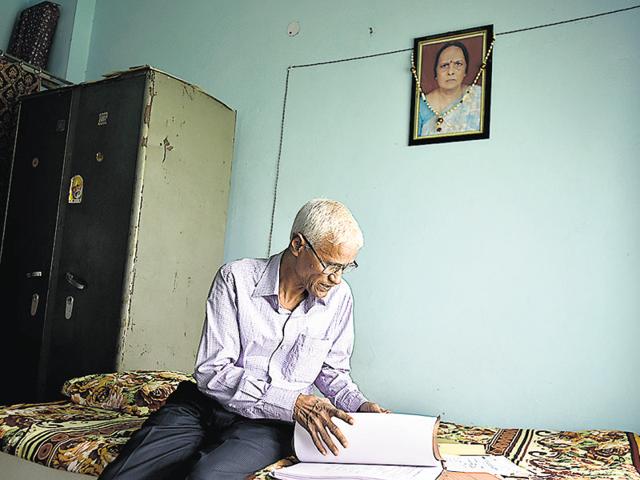 Saryug Prasad at his home at Bapraula village in New Delhi. Prasad lost his wife Kamla Devi due to the negligence and misdiagnosis by doctors. (Ravi Choudhary/HT PHOTO) Saryug Prasad at his home at Bapraula village in New Delhi. Prasad lost his wife Kamla Devi due to the negligence and misdiagnosis by doctors. (Ravi Choudhary/HT PHOTO)