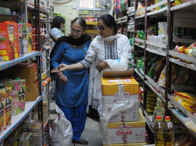 Petrol pumps, Mother Dairy and Safal outlets, and pharmacies are accepting the banned notes. Ministry of Finance is likely to review the situation on Thursday.(PTI Photo)