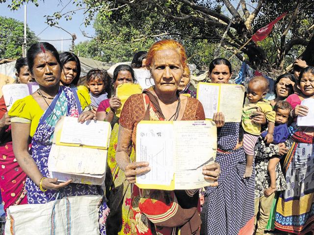BPL ration card holders protest against failure of digital devices at a PDS shop of Kotra Sultanabad area in Bhopal. (Chandresh Mathur/HT) BPL ration card holders protest against failure of digital devices at a PDS shop of Kotra Sultanabad area in Bhopal. (Chandresh Mathur/HT)