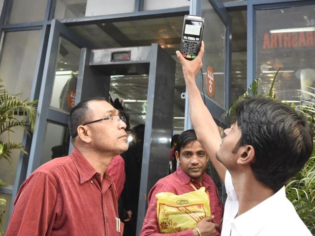 SBI is installing 3,600 PoS machines at various toll plazas so people can use cards instead of cash at the tolls.(Sonu Mehta/HT PHOTO)