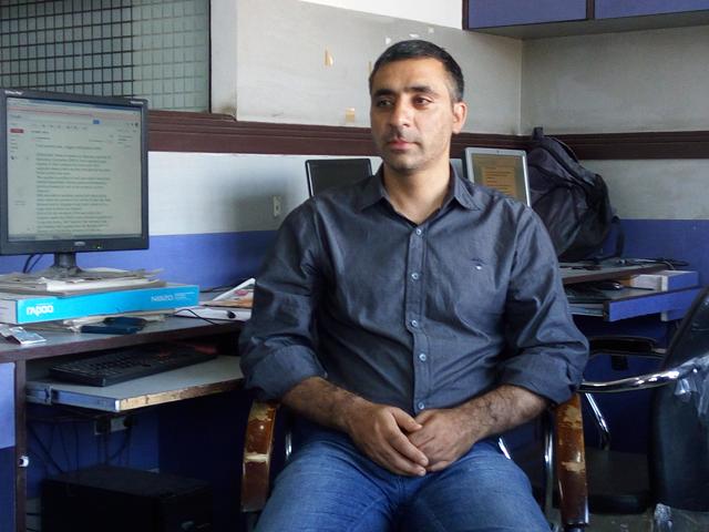 Hilal Mir, editor of the Kashmir Reader, ironically states the ongoing ban on the newspaper has afforded him the “luxury of time” required to embark on the challenging task of reading a novel written in Kashmiri for the first time! Hilal Mir, editor of the Kashmir Reader, ironically states the ongoing ban on the newspaper has afforded him the “luxury of time” required to embark on the challenging task of reading a novel written in Kashmiri for the first time!